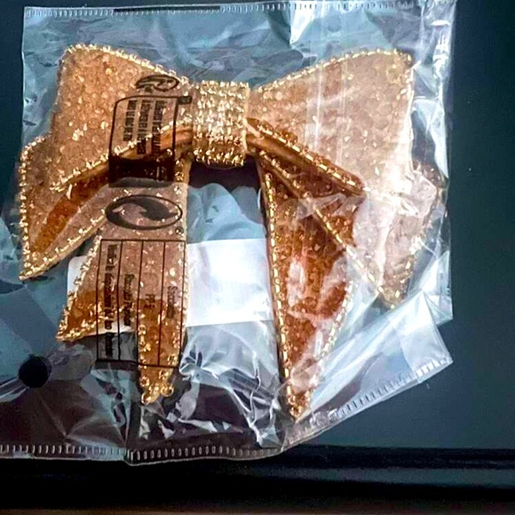 🎀 Bow Tie Pin 🎀 - Picture 2 of 3